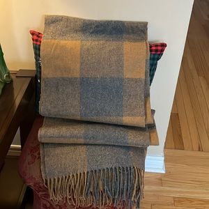 Roots scarf